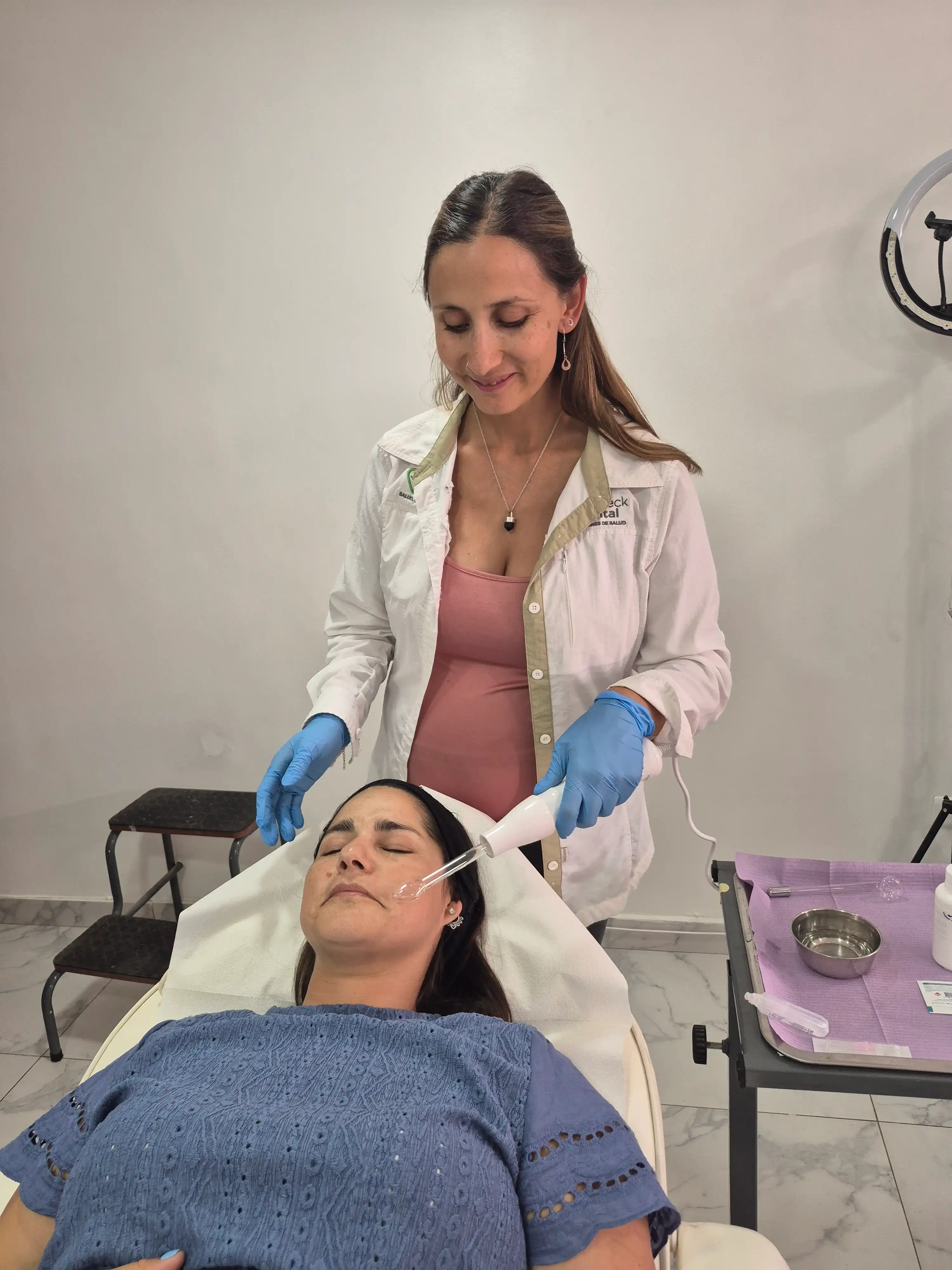 Evelyn Briceño aplicando Alta Frecuencia en CheckVital La Serena
